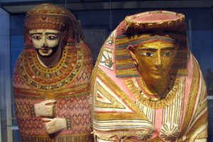 Sarcófagos de momias egipcias en el Museo Británico de Londres