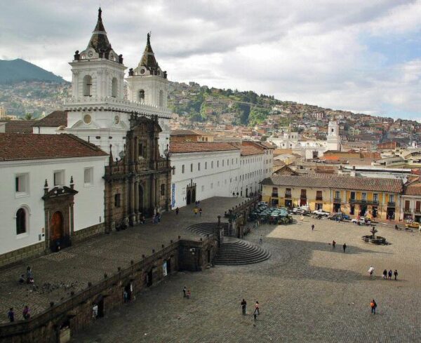 Plaza e iglesia de San Francisco desde terraza de hotel Gangotena en Quito
