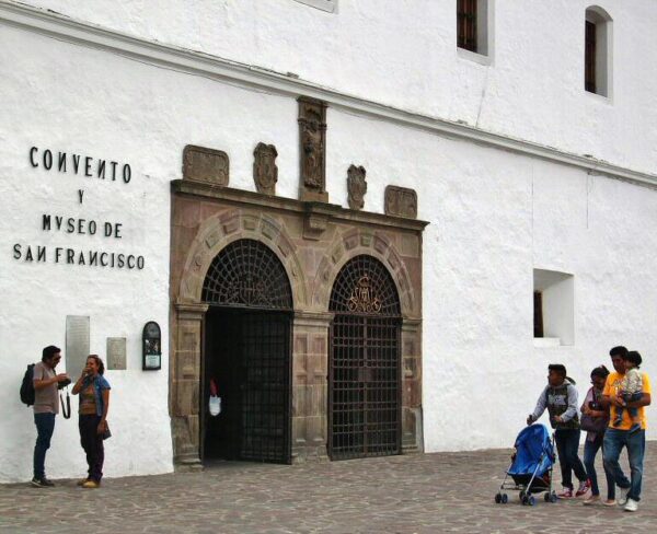 Entrada al museo de la iglesia de San Francisco en Quito