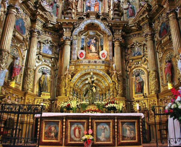 Interior de la iglesia de San Francisco en Quito