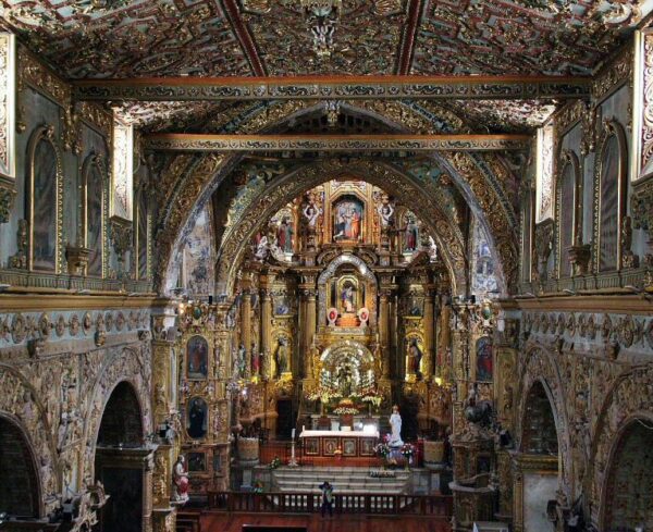 Interior de la iglesia de San Francisco en Quito