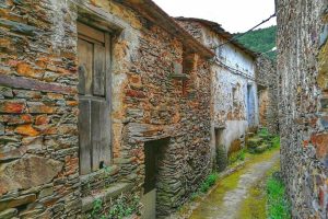 Arquitectura negra de pizarra en El Gasco en Las Hurdes