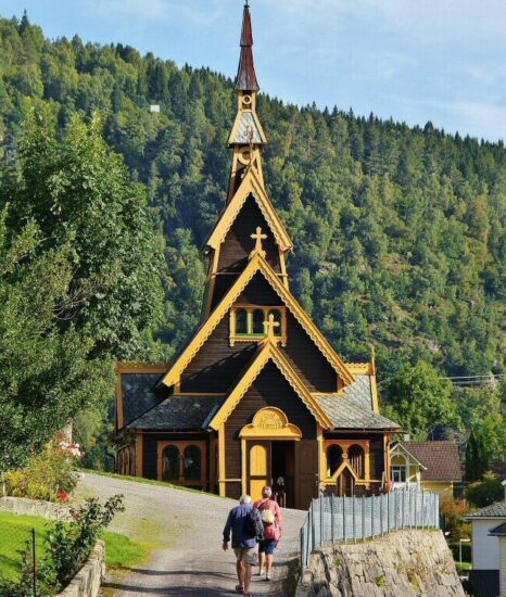 Iglesia de madera en Balestrand en Sognefjord en Noruega