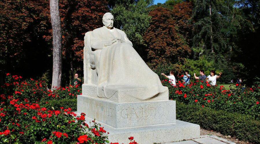 Monumento al escritor Perez Galdós en el parque del Retiro de Madrid