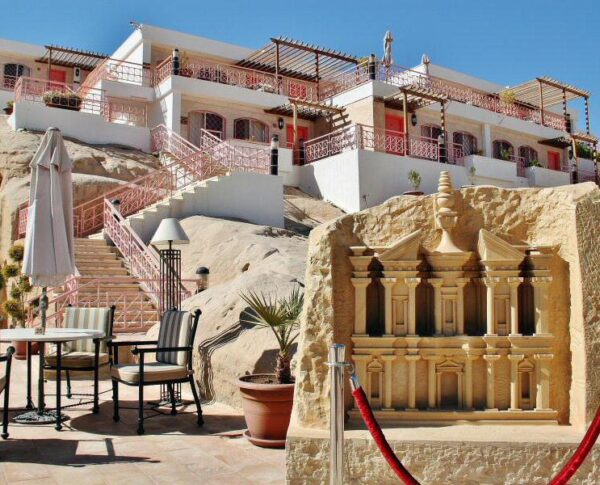 Hotel en la entrada al recinto de Petra en Jordania