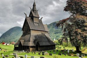 Iglesia de Hopperstad en Vik en los fiordos noruegos