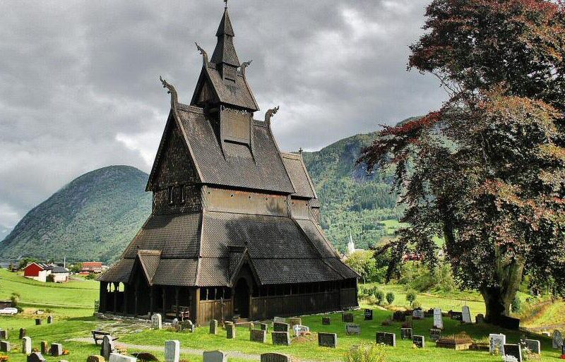 Iglesia de Hopperstad en Vik en los fiordos noruegos