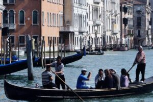 Góndolas traghetto para cruzar el Gran Canal de Venecia
