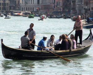 Góndolas traghetto para cruzar el Gran Canal de Venecia Góndolas traghetto para cruzar el Gran Canal de Venecia