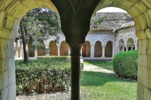 Claustro del monasterio de Vilabertrán en provincia de Girona