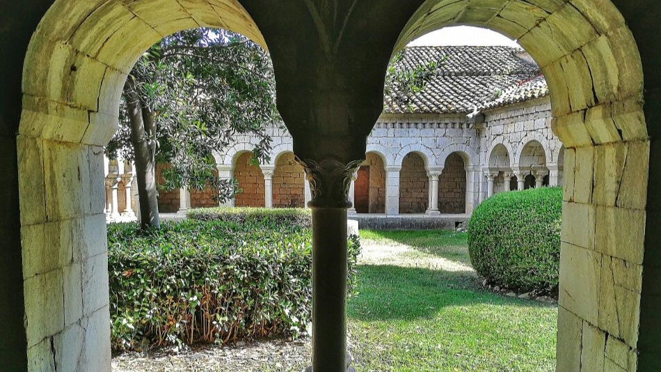 Claustro del monasterio de Vilabertrán en provincia de Girona