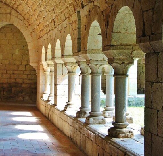 Claustro del monasterio de Vilabertran en provincia de Girona