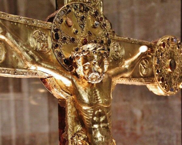Cruz de plata dorada en la iglesia del monasterio de Vilabertran