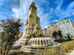 Fuente de Monumento a Cervantes en la Plaza de España en Madrid