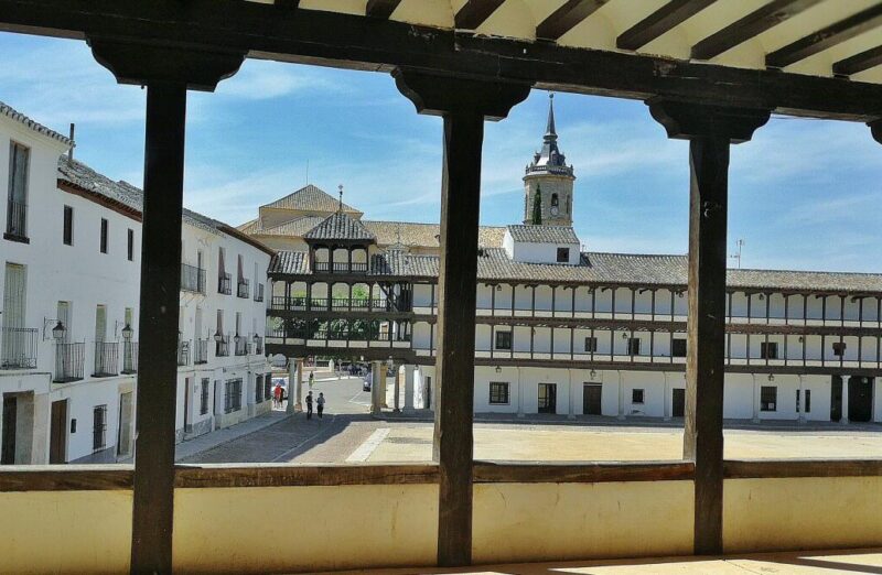 Plaza Mayor de Tembleque en la provincia de Toledo