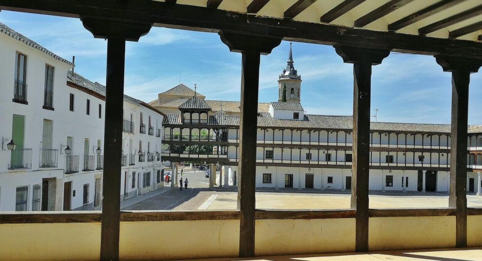 Plaza Mayor de Tembleque en la provincia de Toledo