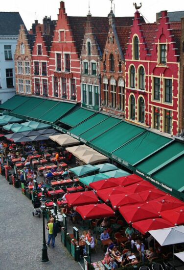 Terrazas en la plaza del Mercado de Brujas en Bélgica