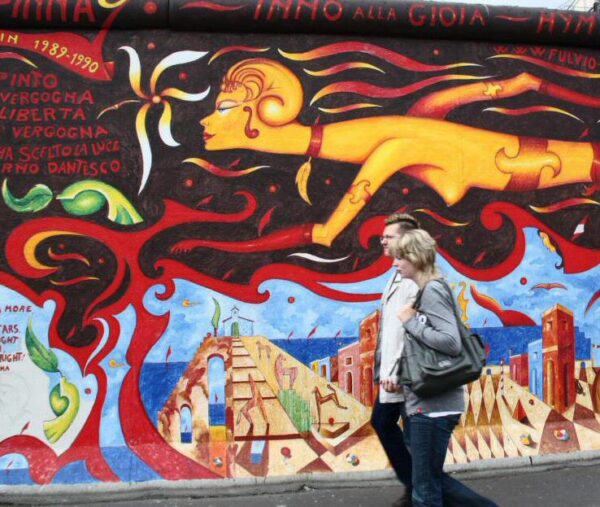 Pintura mural en el Muro East Side Gallery en Berlín