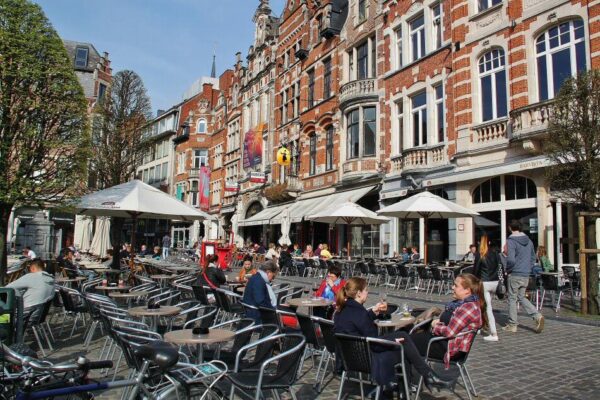 Terrazas en la plaza Oude Markt de Lovaina en Bélgica