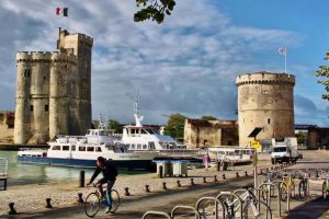 Torres en el puerto medieval de La Rochelle al oeste de Francia