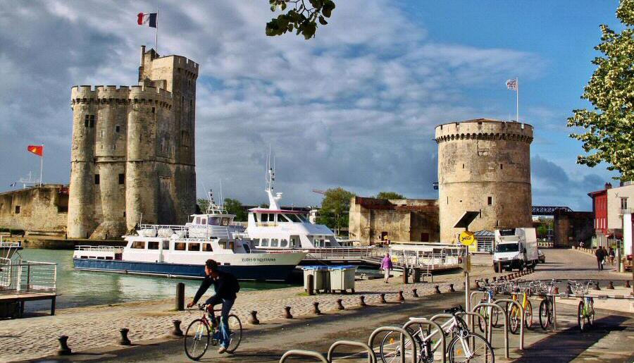 Torres en el puerto medieval de La Rochelle al oeste de Francia