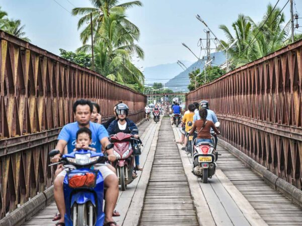 Tráfico de motos en Luang Prabang en Laos