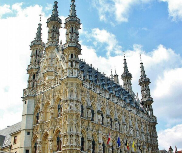 Ayuntamiento gótico de Lovaina en la región belga de Flandes