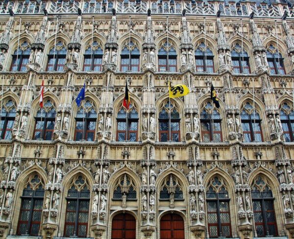 Fachada del ayuntamiento gótico de Lovaina en Flandes
