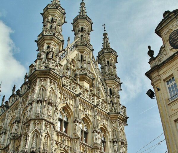 Ayuntamiento gótico de Lovaina en la región belga de Flandes