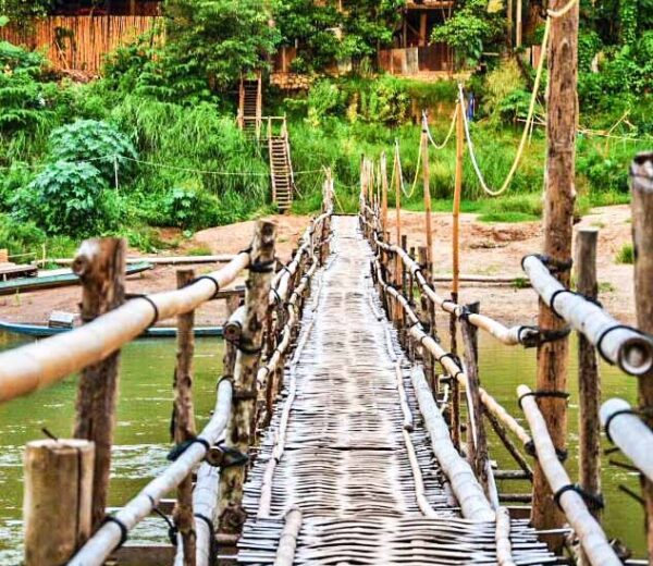 Puente de bambú en Luang Prabang en Laos
