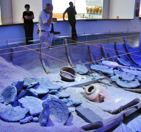 Barco fenicio en el ARQUA Museo de Arqueología Subacuática en Cartagena