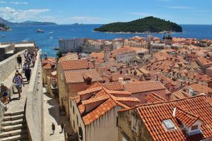 Vistas panorámicas de Dubrovnik en Croacia desde sus murallas