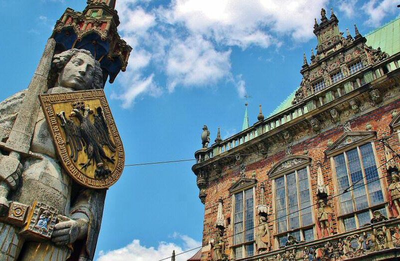 Estatua de Rolando junto al antiguo ayuntamiento de Bremen
