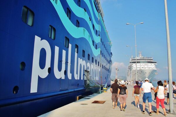 Crucero de Pullmantur en la isla de Corfú en Grecia