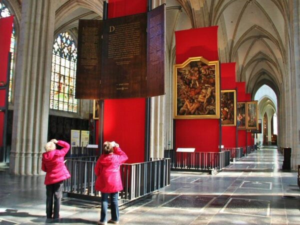 Exposición de pintura flamenca en la catedral gótica de Amberes