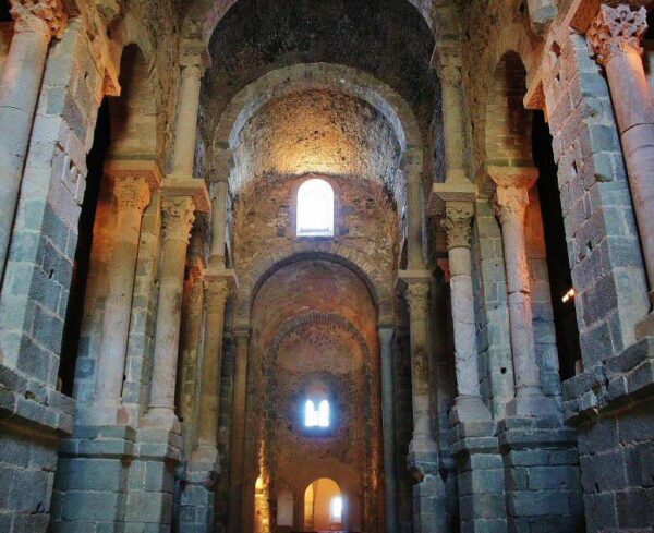 Monasterio de Sant Pere de Rodes en Costa Brava en Cataluña