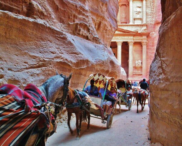 El Tesoro de Petra desde el desfiladero Siq en Jordania