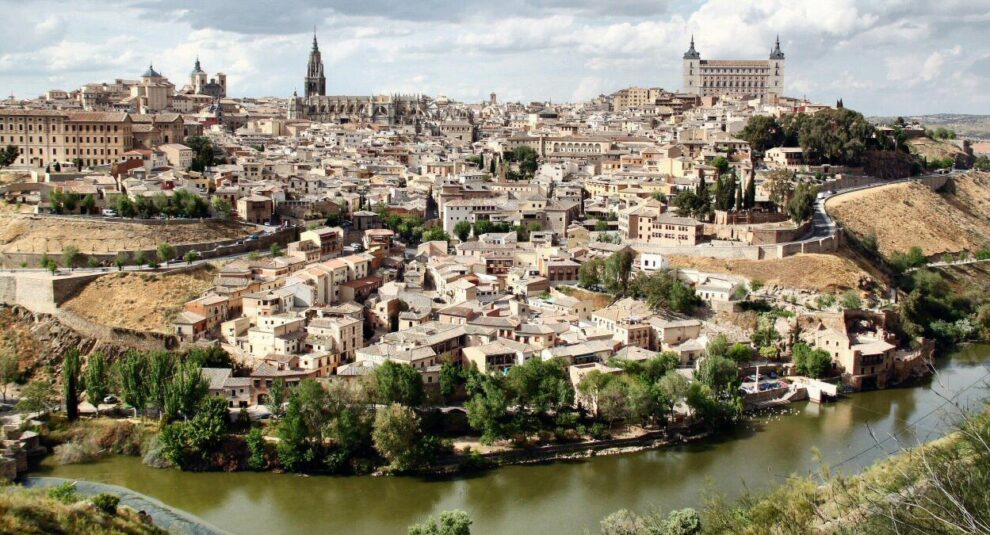 Vistas panorámicas de Toledo desde mirador del río Tajo