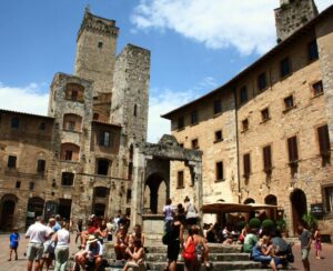 Plaza de la Cisterna en San Gimignano en Toscana
