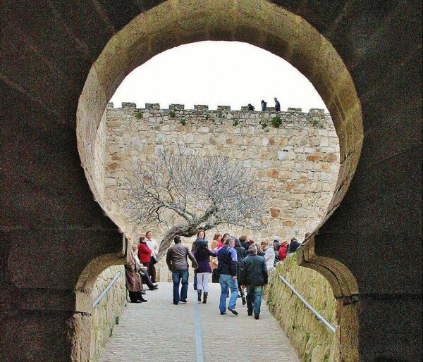 Arco de herradura en la entrada del castillo de Trujillo