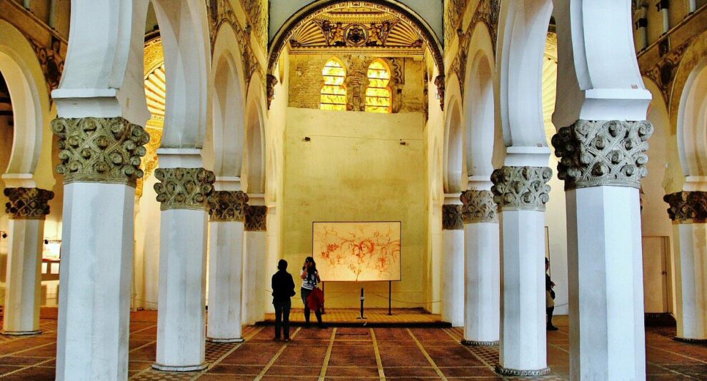 Nave interior de la Sinagoga Santa María la Blanca en Toledo