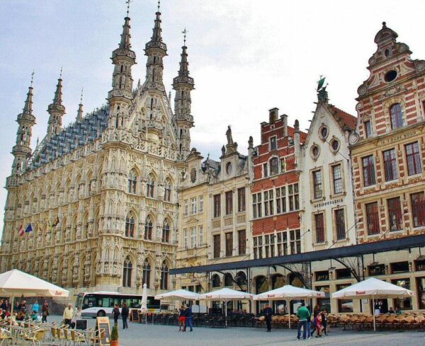 Ayuntamiento gótico en la plaza Mayor de Lovaina en Flandes