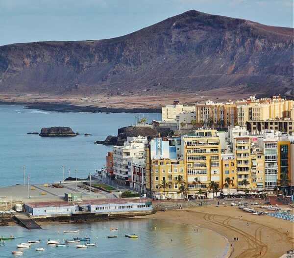 Las Coloradas tras la playa de las Canteras en Las Palmas de Gran Canaria