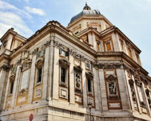 Fachada posterior de la Basílica Santa María la Mayor en Roma
