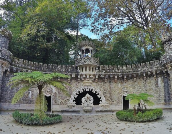 Portal de los Guardianes en la Quinta de Regaleira en la Sierra de Sintra