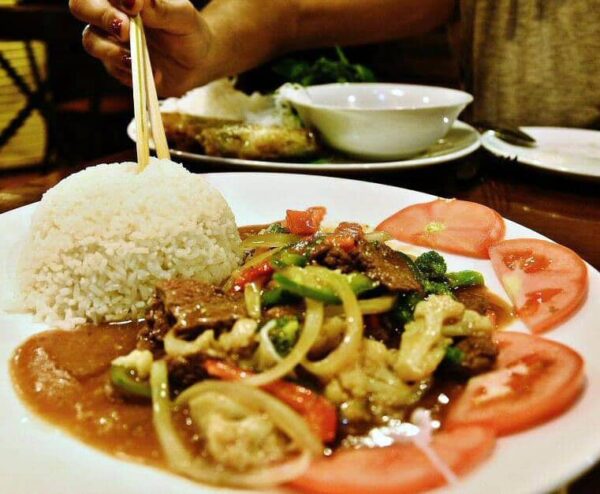 Comida en restaurante popular de Hanoi