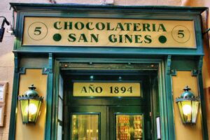Chocolateria San Ginés junto a la calle Arenal de Madrid