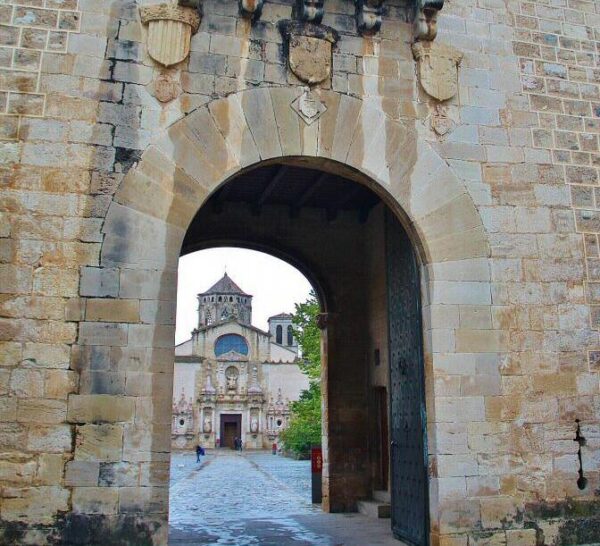 Puerta Dorada en acceso al monasterio de Poblet en Tarragona