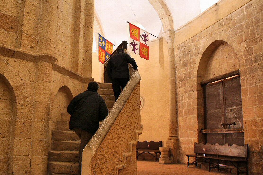 Rincón interior de la iglesia de la Vera Cruz en Segovia