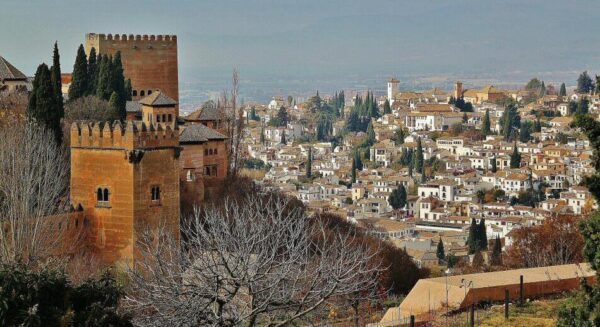 La Alhambra y el Albaicín desde los jardines del Generalife en Granada
